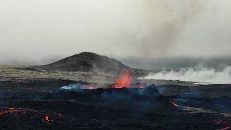 entorno apocalíptico de un volcán en erupción, lava y humo extendiéndose, aérea