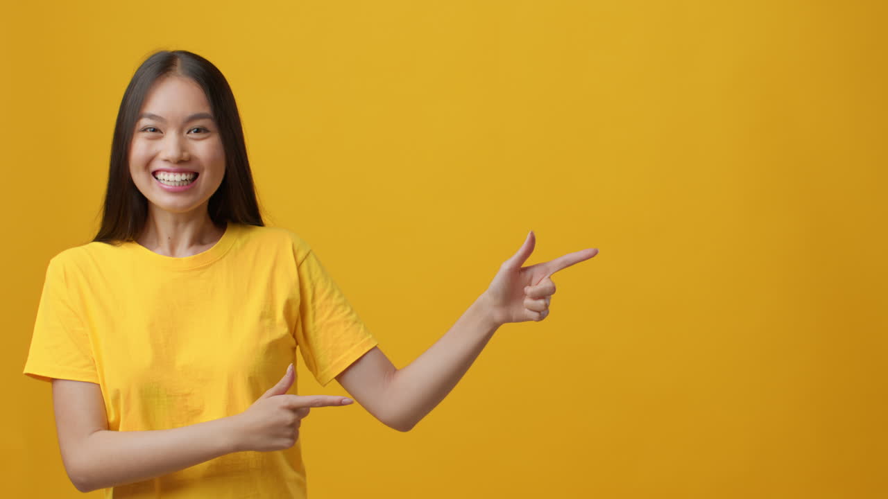 mujer señalando al lado