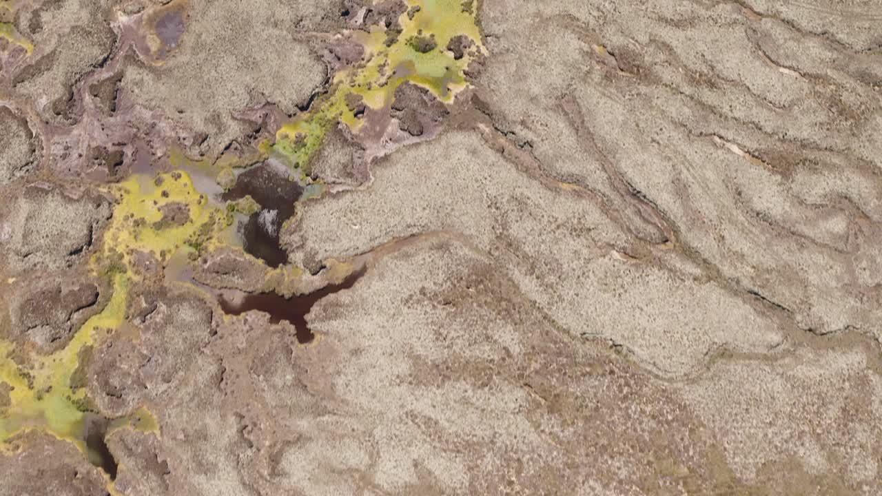 toma de un dron a vista de pájaro de una tierra de turba, que contiene bancos de turba utilizados para cortar turba para combustible