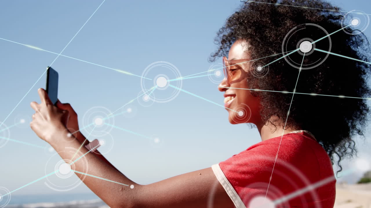 animación de la red de conexiones sobre la mujer usando el teléfono en la playa