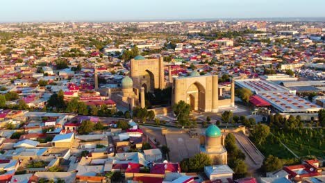 Mezquita-Bibi-khanym-Y-Mausoleo-Durante-La-Hora-Dorada-En-La-Antigua-Ciudad-De-Samarcanda,-Uzbekistán