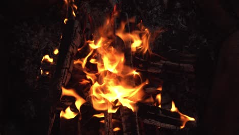 una hoguera ardiendo en el crepúsculo de la noche.