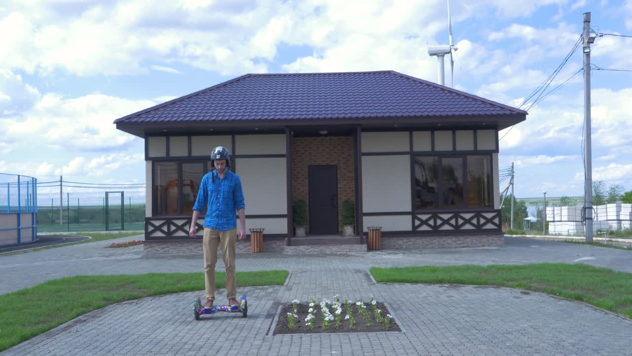 hombre en scooter eléctrico frente a una casa