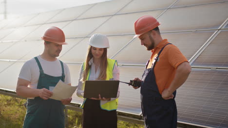 equipo de mantenimiento de paneles solares