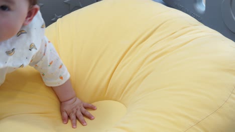 Adorable-Niña-Intenta-Levantarse-De-Su-Almohada-En-El-Dormitorio---Cerrar