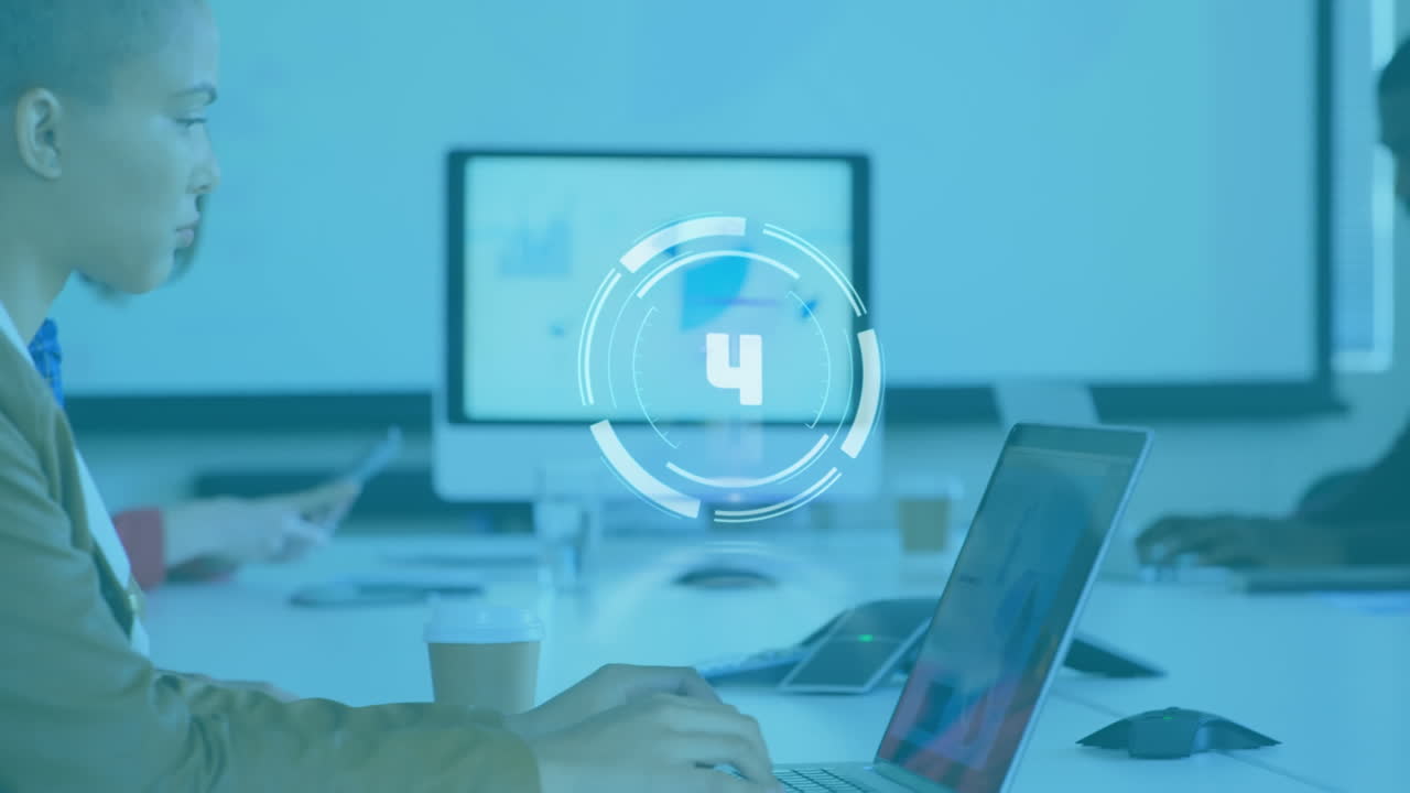 animación del alcance de la cuenta regresiva con procesamiento de datos sobre una mujer de negocios que usa una computadora portátil