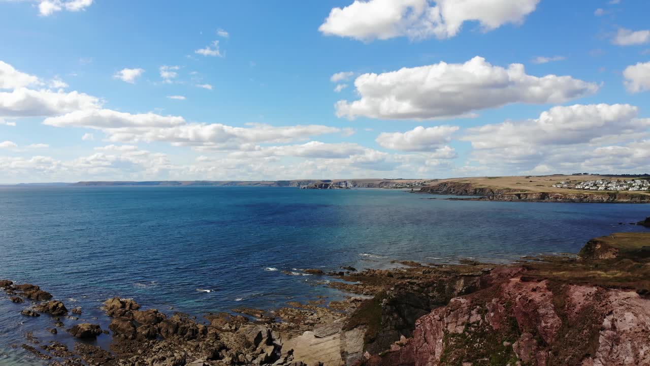 vista aérea desde la costa de thurlestone mirando hacia el azul canal de la mancha