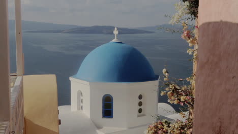 die blaue kuppel einer kleinen griechischen kapelle mit blick auf das meer in santorini, griechenland