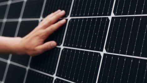 Futuro-De-Energía-Verde-Alcanzable,-Mano-Deslizándose-A-Través-De-Las-Células-Del-Panel-Solar