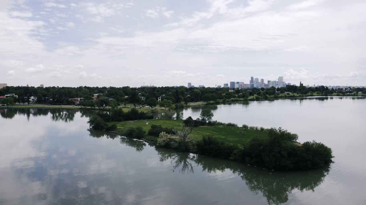 드론이 페니 아일랜드를 지나 슬론 호수까지 날아갔습니다.