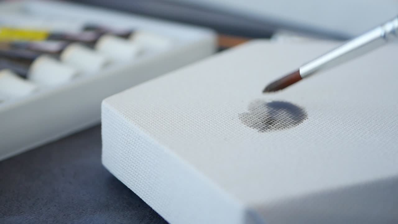 pintura en lienzo con pincel