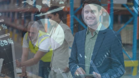 animación del procesamiento de datos financieros sobre un hombre sonriente que trabaja en un almacén