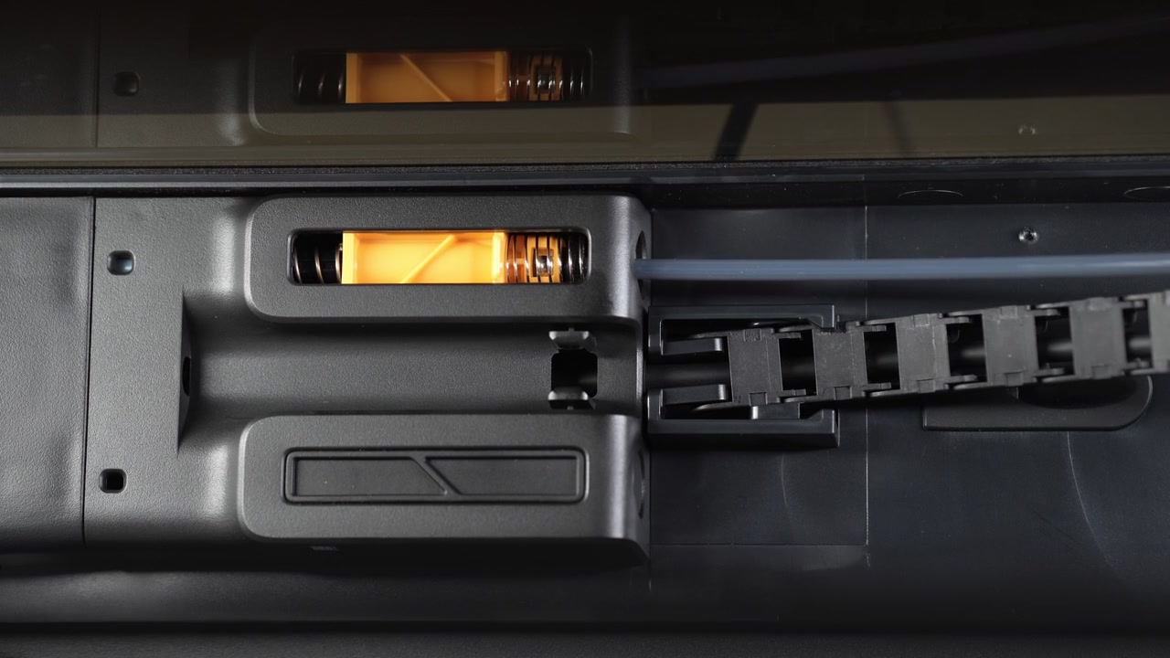 Automatic filament feeder mechanism operating inside a working 3D printer