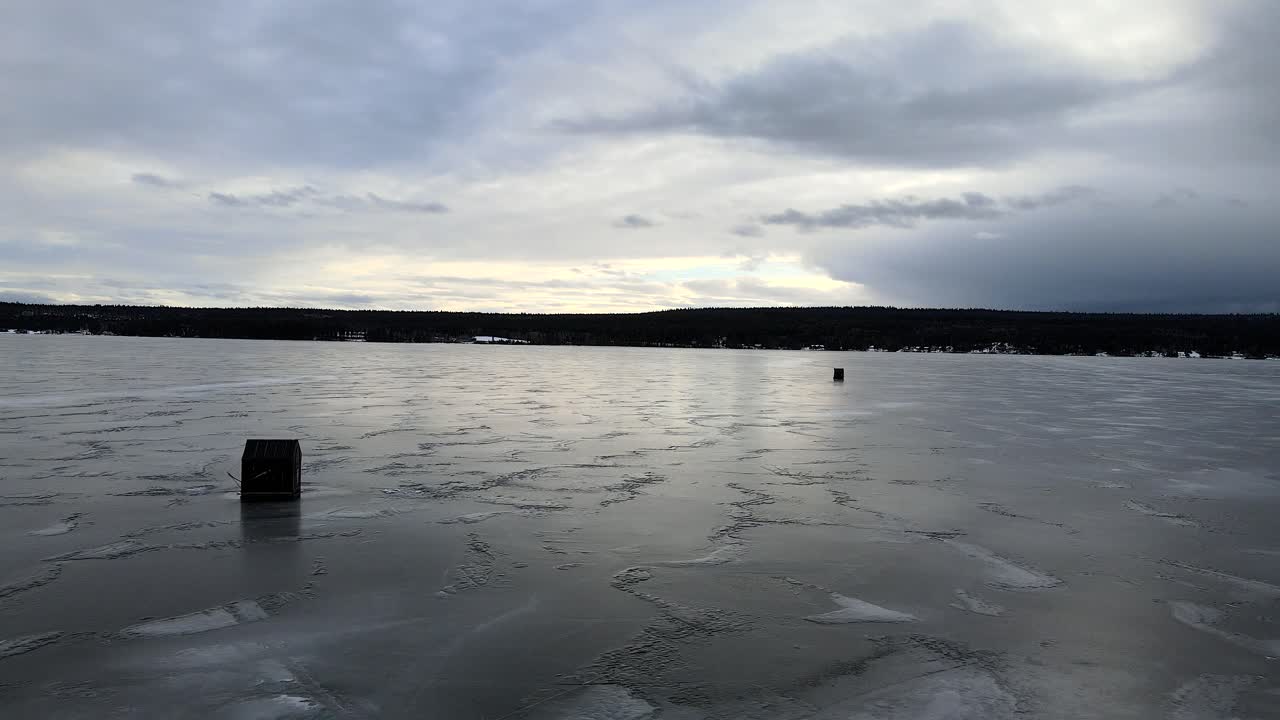 зимняя рыбалка с воздуха: хижины для подледной рыбалки на замерзшем озере лак-ла-хаш в британской колумбии, канада