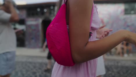 dos mujeres en una calle de la ciudad