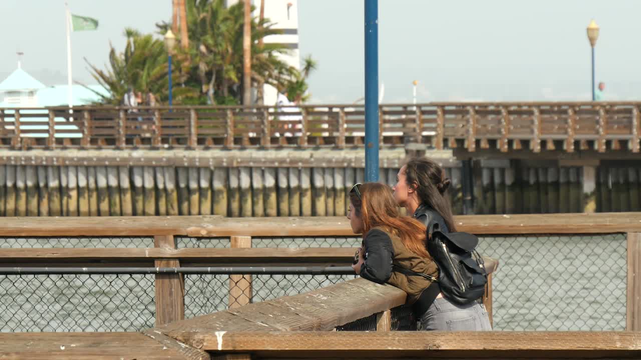 샌프란시스코 베이를 내려다보는 두 젊은 여성