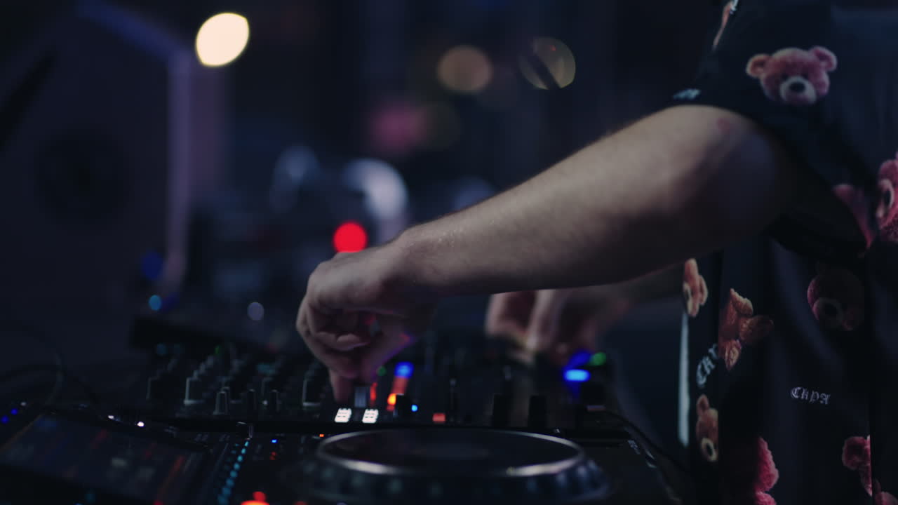 dj mezclando música en los tocadiscos en un club nocturno