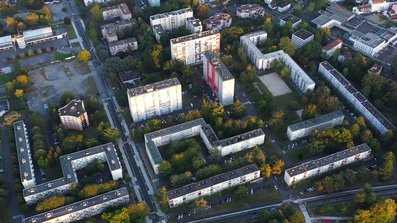 Edifícios residenciais com árvores, Pau, França, vista aérea, pôr do sol, bairro tranquilo