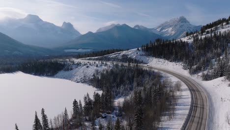 Bow-Valley-Trail-Highway-Road-Serpenteando-A-Través-Del-Bow-Valley-En-Las-Montañas-Rocosas-Canadienses-Durante-El-Invierno-En-Dead-Man&#39;s-Flatts-Alberta