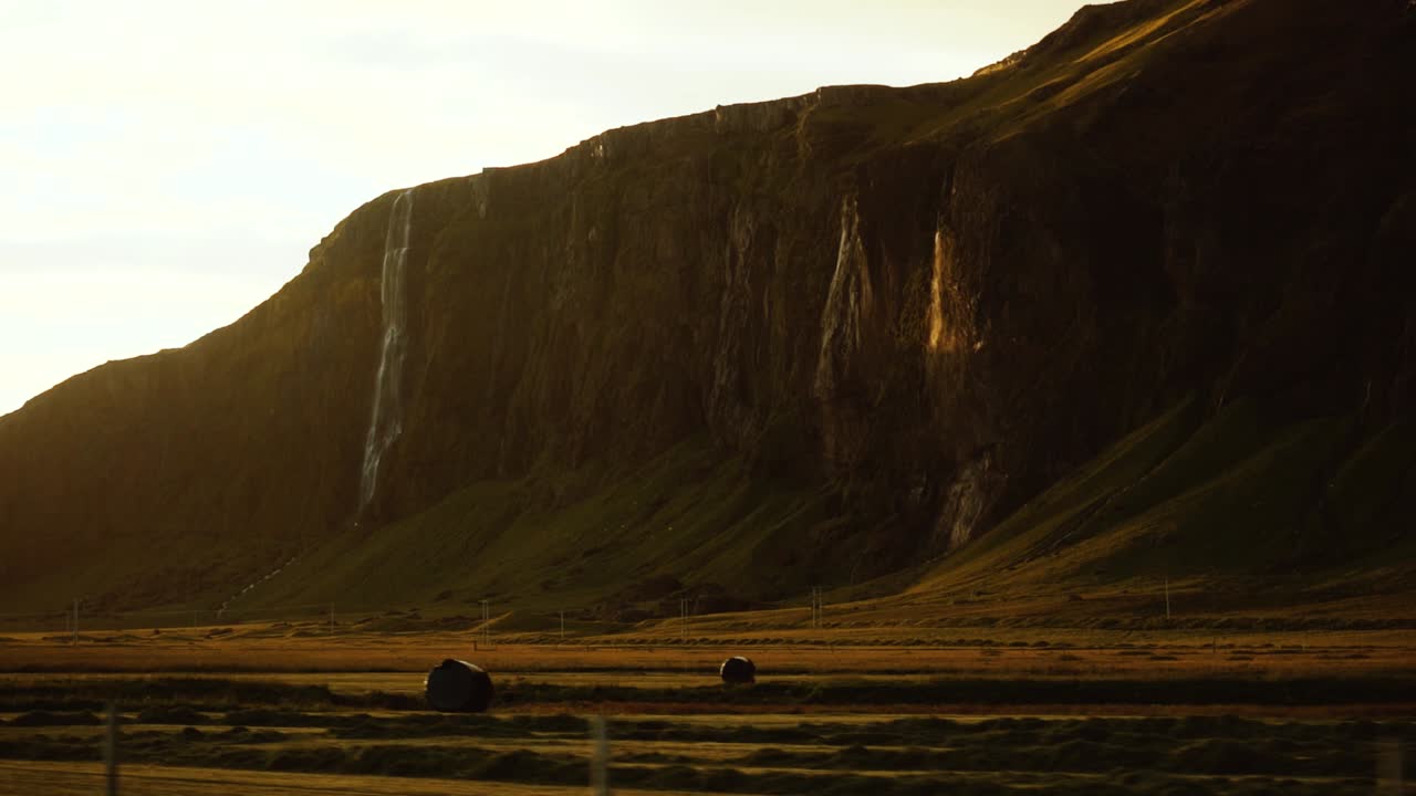 cámara lenta de una hermosa puesta de sol en el sur de islandia
