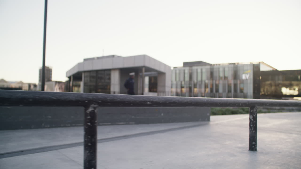 просто течет через жизнь.