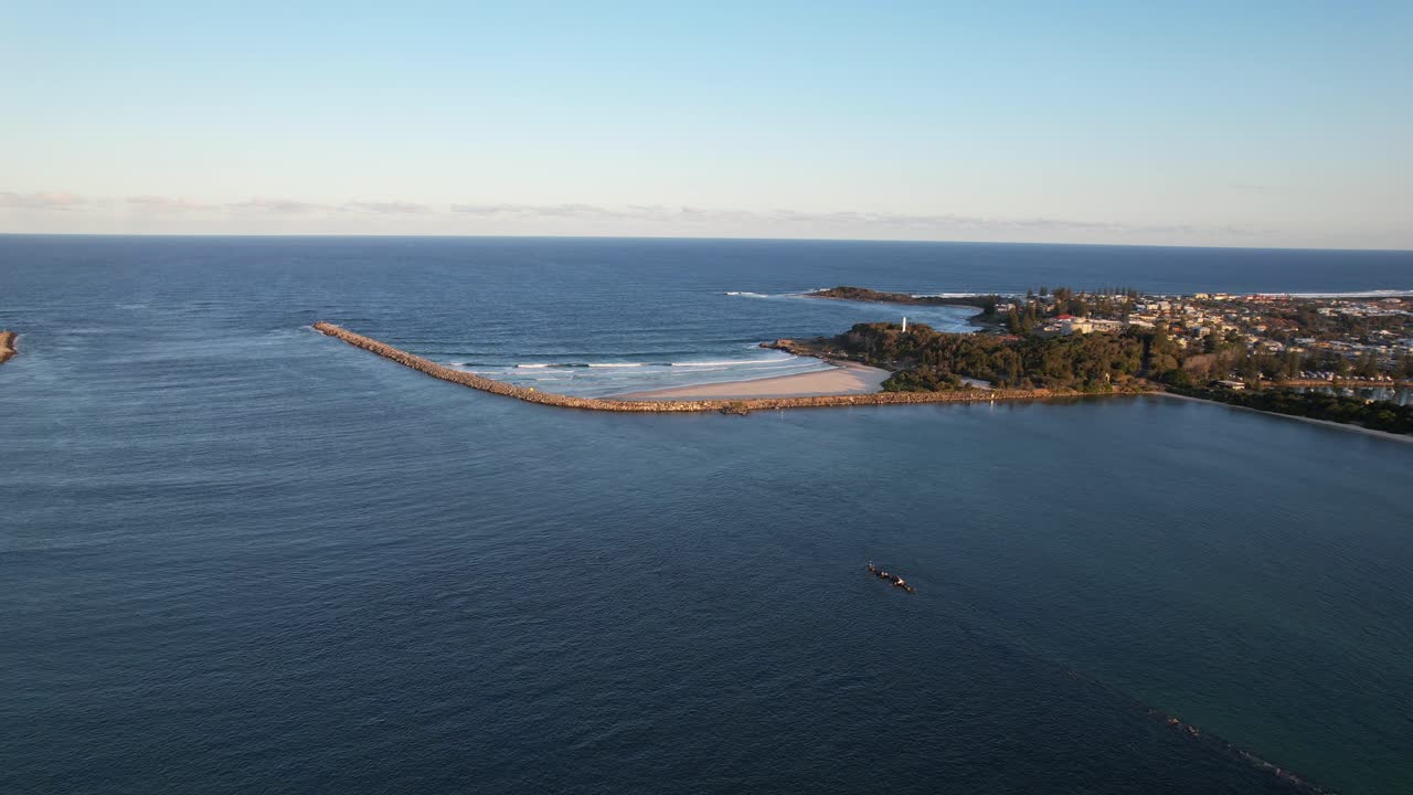 오스트레일리아의 뉴 사우스 웨일즈에서 바다로 흘러가는 클라렌스 강의 평온한 물