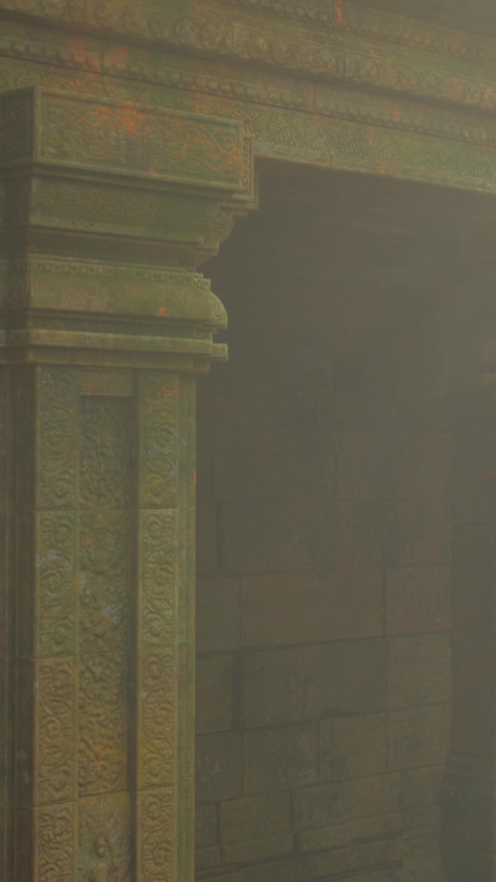 Misterioso tempio antico svela la sua maestria artistica nella dolce luce mattutina.
