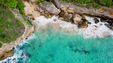 vista aérea estática de una playa paradisíaca escondida en westpunt, curazao, isla caribeña holandesa.