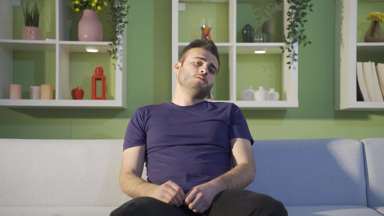 사생활에 문제가 있는 우울한 젊은이입니다.