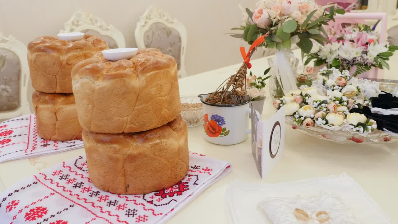 mesa de bodas con pan de bodas tradicional dulce