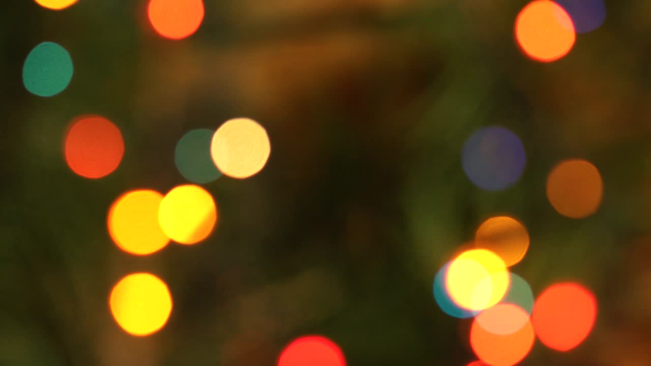 fondo borroso de guirnaldas meteorológicas multicolores en ramas de abeto y fondo de madera, fondo festivo para navidad