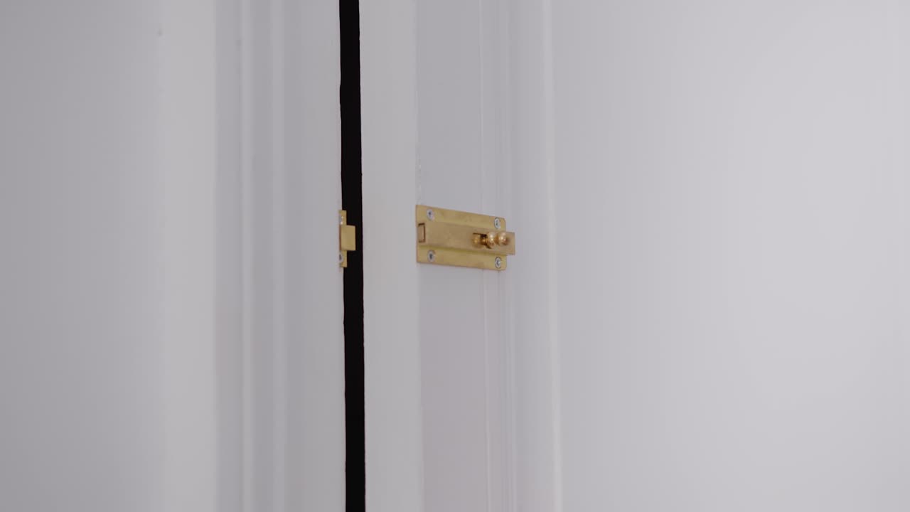 아파트 문 에 있는 보안 잠금 을 여성 의 손 으로 닫는 것