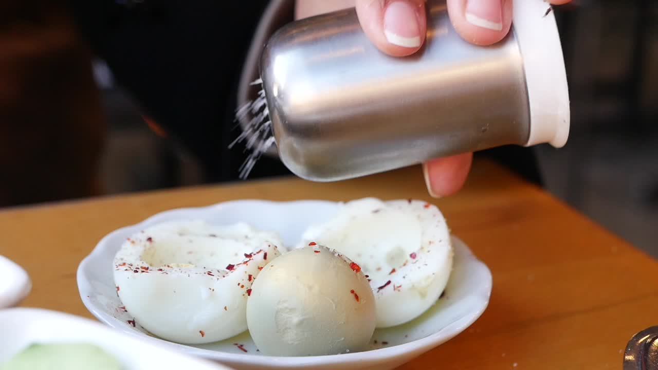 향신료로 인 달을 준비하는 것