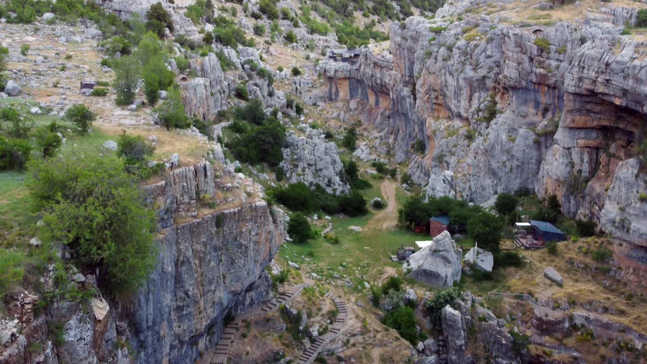 Baloo Balaa, Libanon – Letecký pohled na vápencové útesy poblíž vodopádu Baatara Gorge