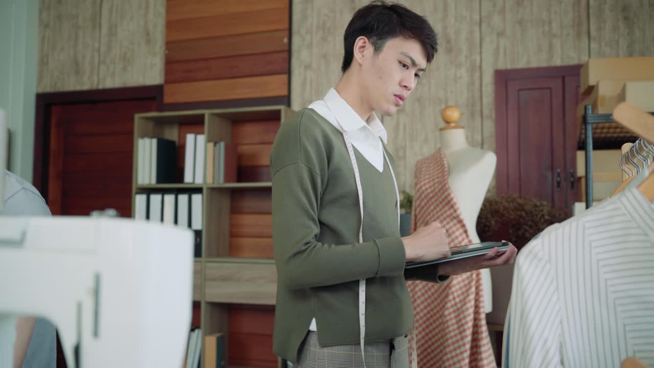 젊은 똑똑한 아시아 lgbti 남성들이 함께 일합니다. 파트너십, 소규모 사업 시작 디자이너, 의류 사업 상점 소유자, 프리랜서 집이나 사무실 스튜디오에서 일, 비즈니스 우정 파트너.