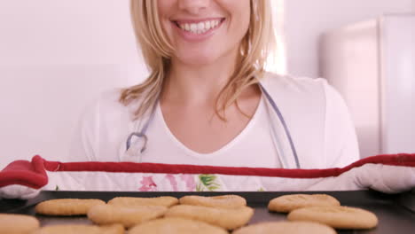 una mujer rubia satisfecha con sus pasteles.