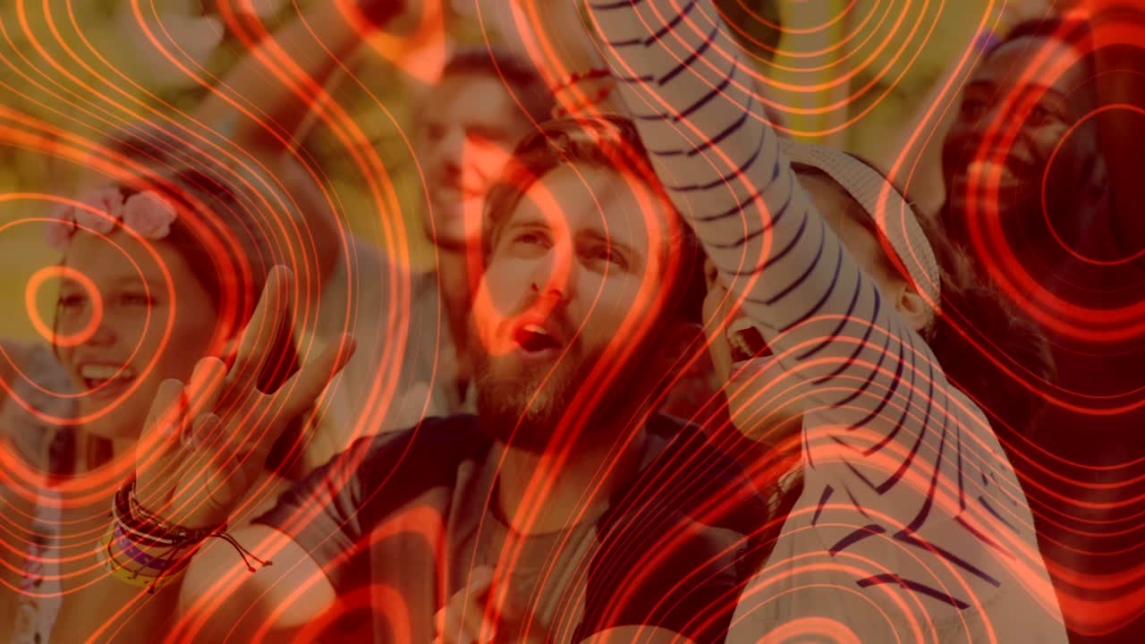 formas abstractas rojas moviéndose contra un grupo de personas bailando en un concierto