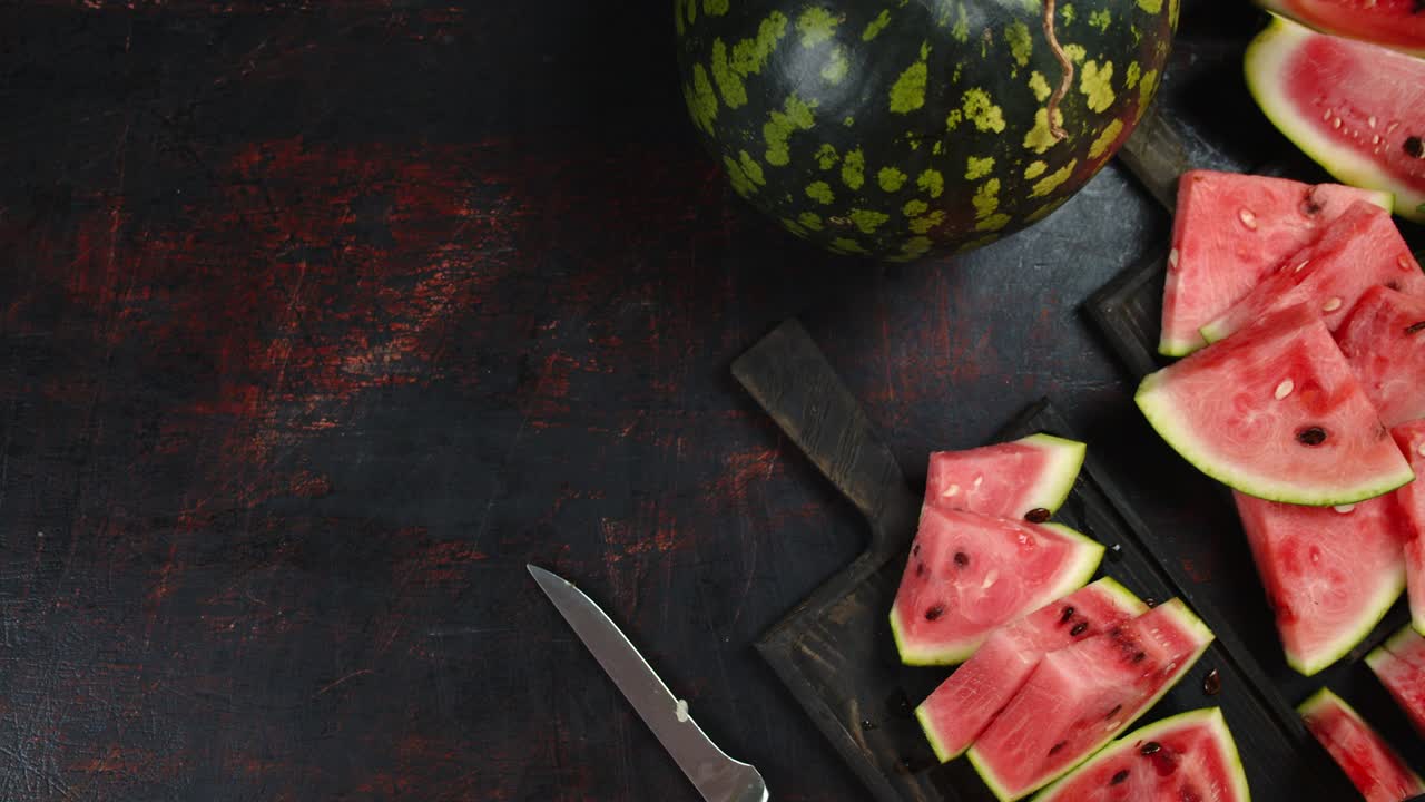 cortado en una tabla de cortar una sandía madura.