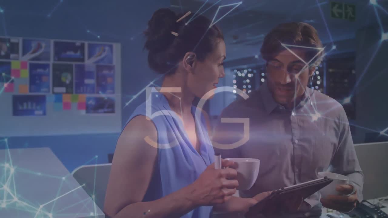 animación de texto 5g y puntos que forman formas sobre diversos compañeros de trabajo discutiendo sobre la computadora portátil