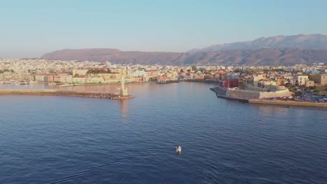 Antiguo-Puerto-Veneciano-De-Chania-Con-Famoso-Faro-Y-Carácter-Tradicional,-Aéreo