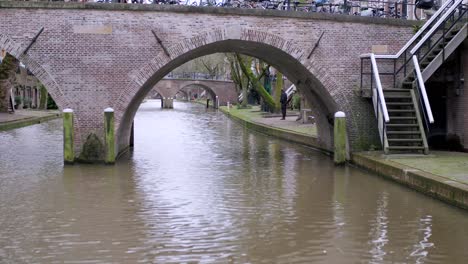 imágenes de avance rápido de lapso de tiempo de un barco de canal que navega bajo puentes panorámicos en utrecht, países bajos