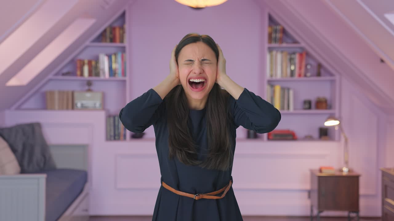 좌절 된 인도 소녀 는 혼자 소리 지르고 있다