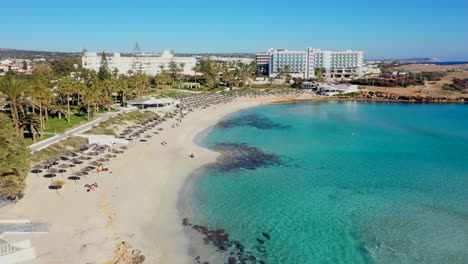 vista aérea de una hermosa playa de arena en una mañana tranquila