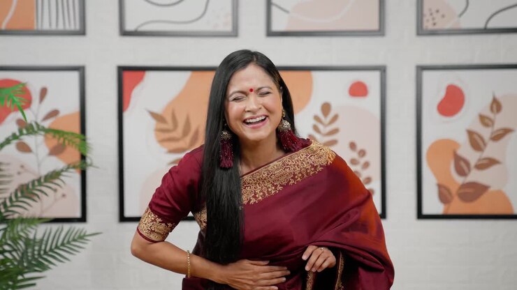 mujer india burlándose de alguien