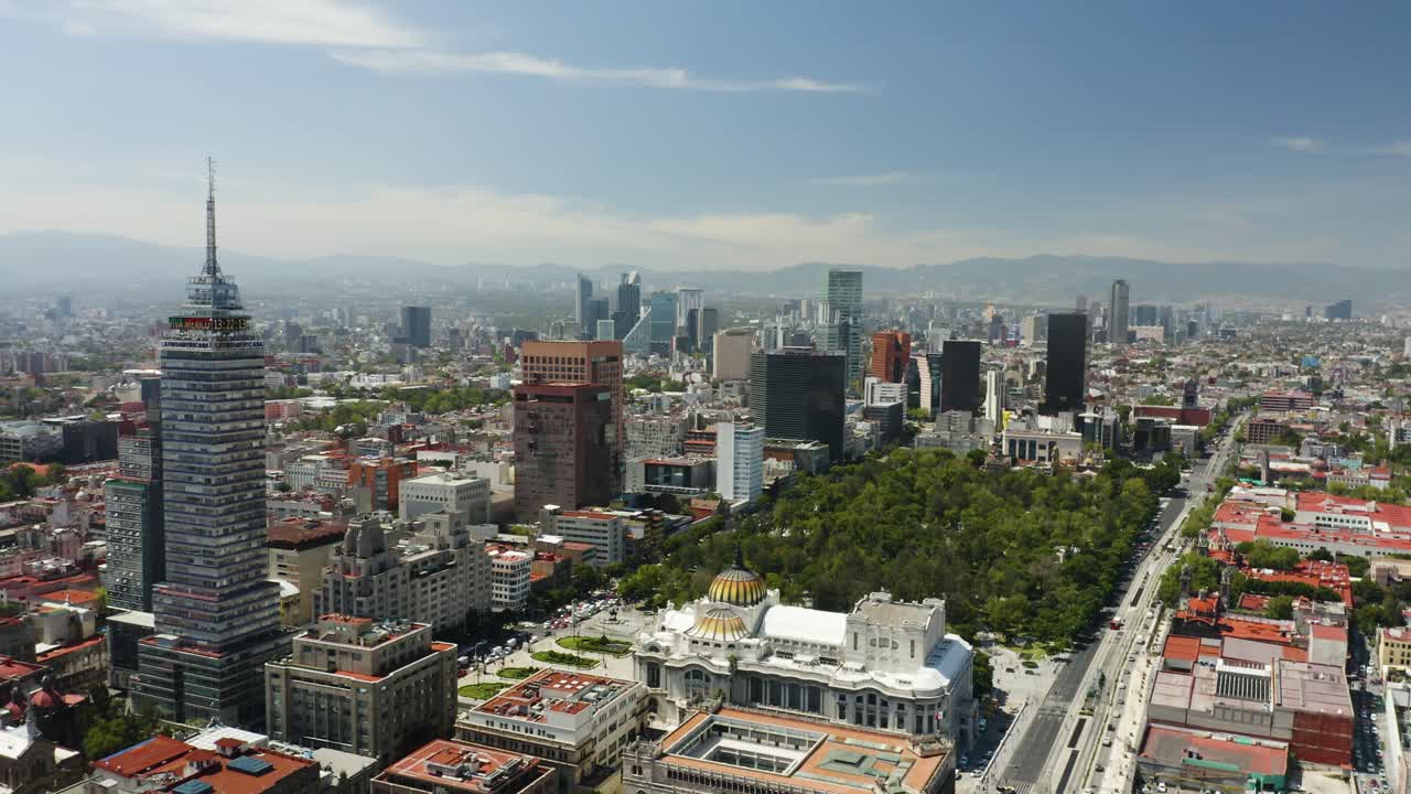 drone vuela sobre el palacio de bellas artes hacia la alameda central en la ciudad de méxico