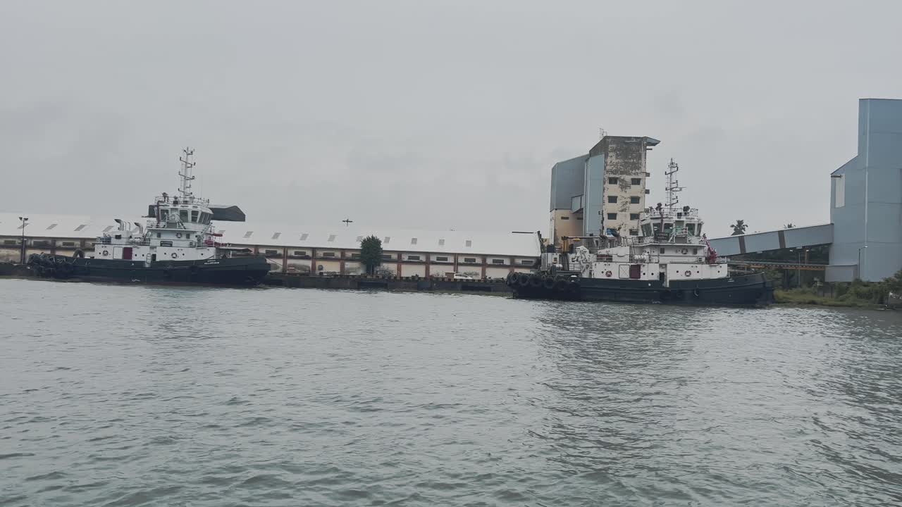 인도 해안경비대 선박은 4k에서 코치 시 근처의 아라비아 해의 웰링턴 섬에 정박했습니다.