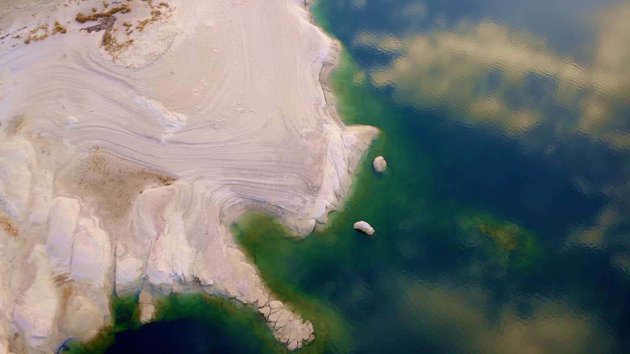 A bird’s-eye view of the mesmerizing desert and red rock scenery near Lake Powell.