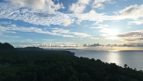 Plbn-Skouw-O-El-Puesto-Fronterizo-Entre-Indonesia-Y-Papua-Nueva-Guinea-Es-Muy-Hermoso-Con-Nubes-Y-Cielo-Azul-Y-La-Extensión-Del-Océano