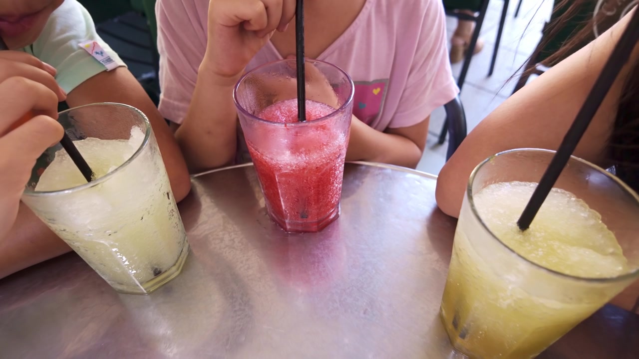 Folk drikker frisk granita i Tarragona