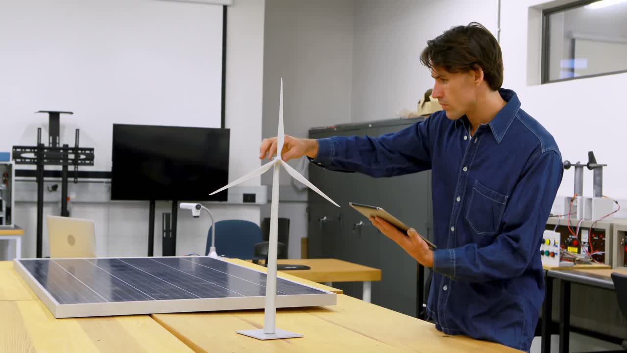 trabajador masculino que usa una tableta digital en la oficina 4k